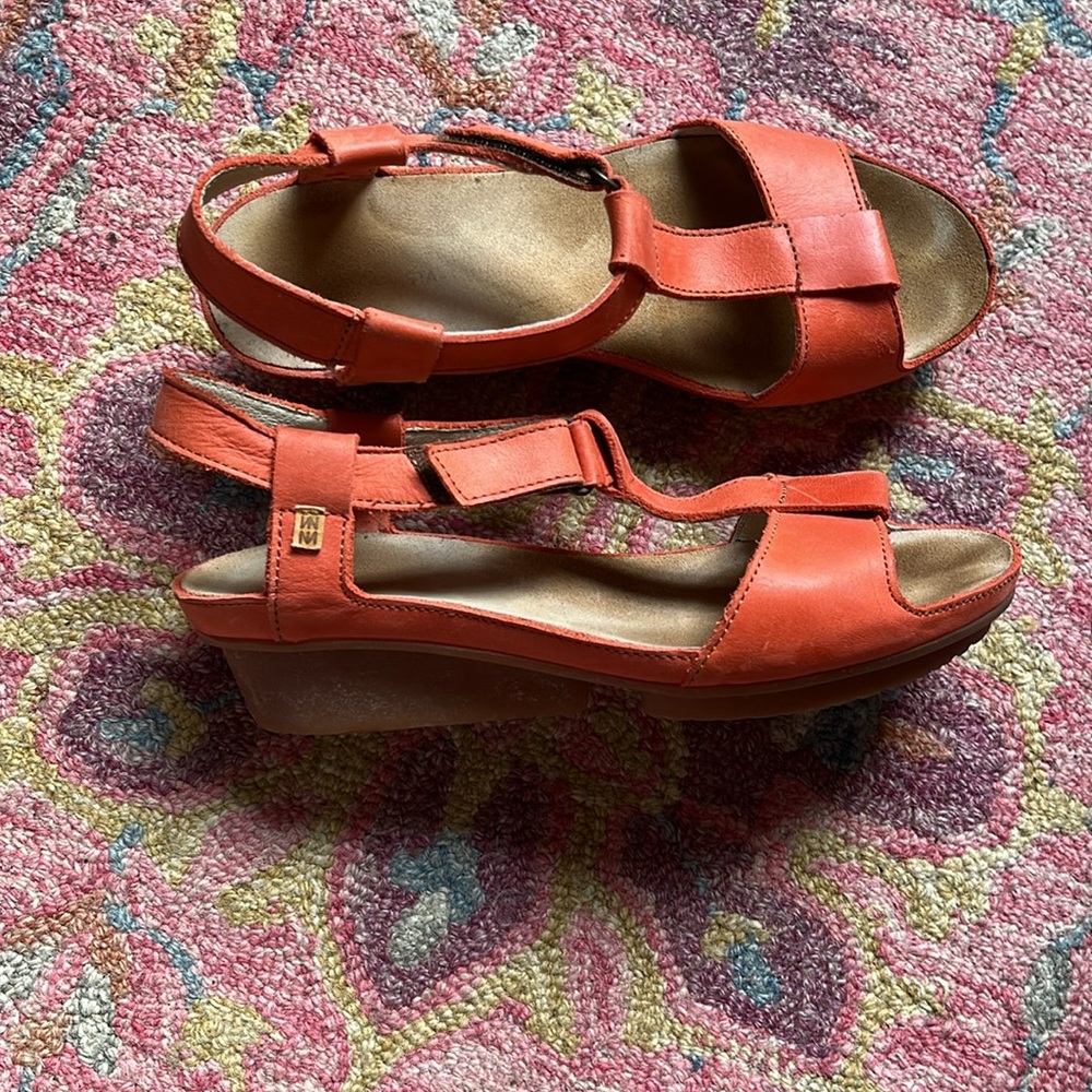 El Naturalista Cares Code ND21 39 Sunset Orange Leather T-strap wedge sandals